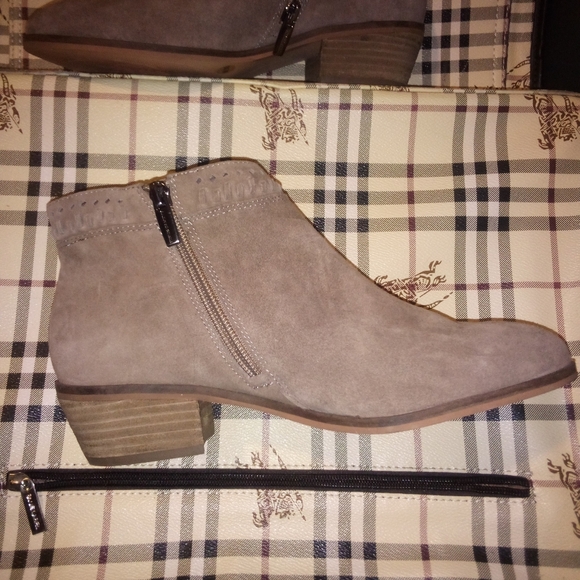 Vince Camuto Ladies Ankle Boots Size 8M - Picture 3 of 10